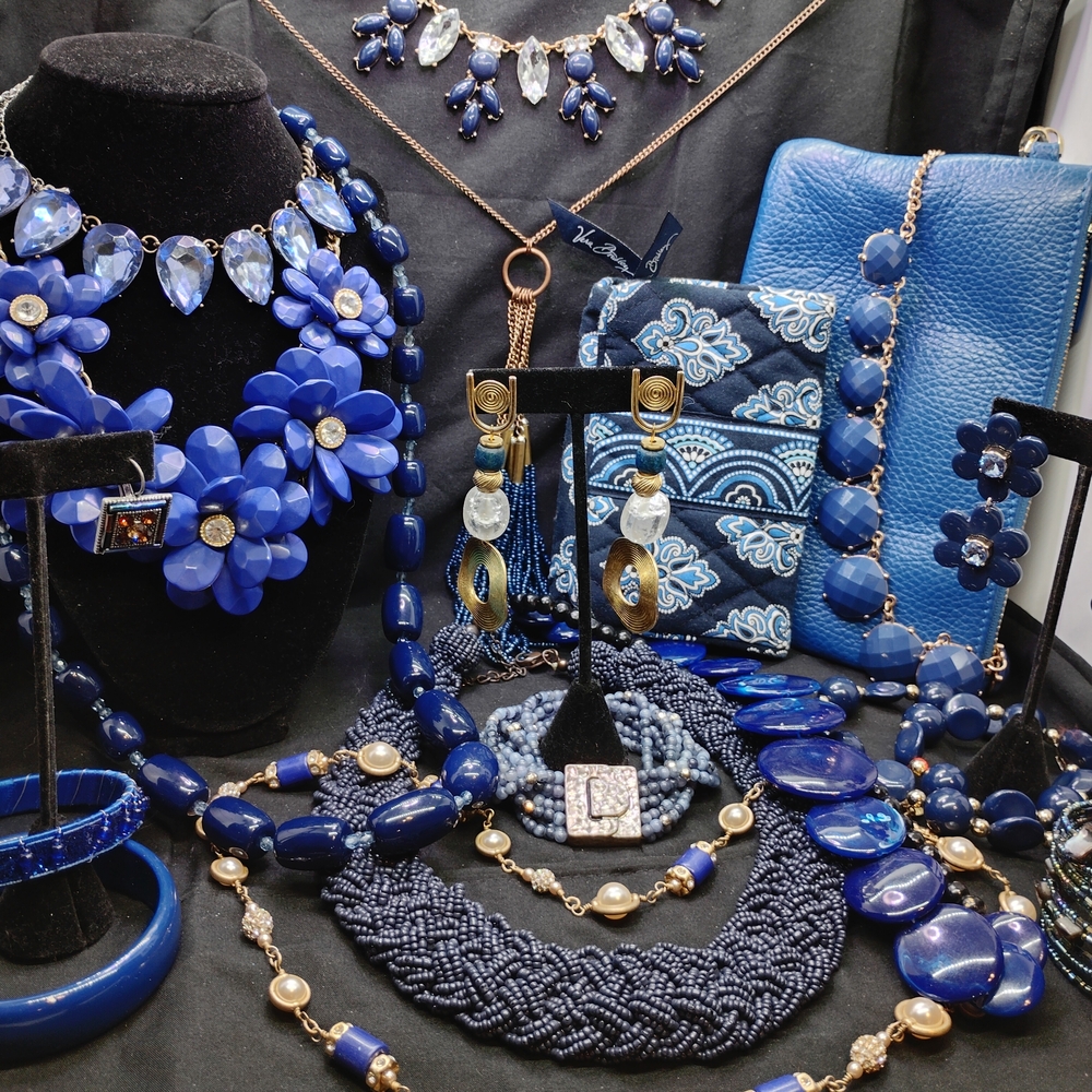Elegant Blue Necklace Set - Picture 3 of 13